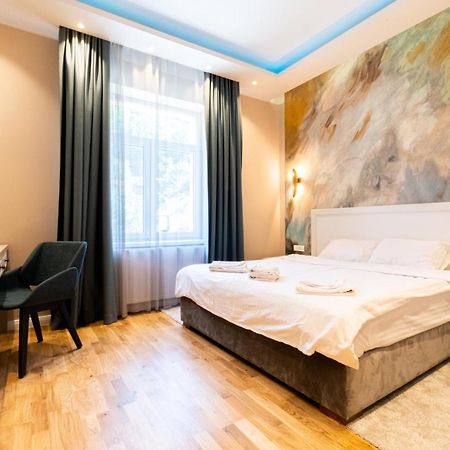 Black Gate - Quiet Studio In The Heart Of Old Town With Free Private Secured Parking Brasov Bagian luar foto