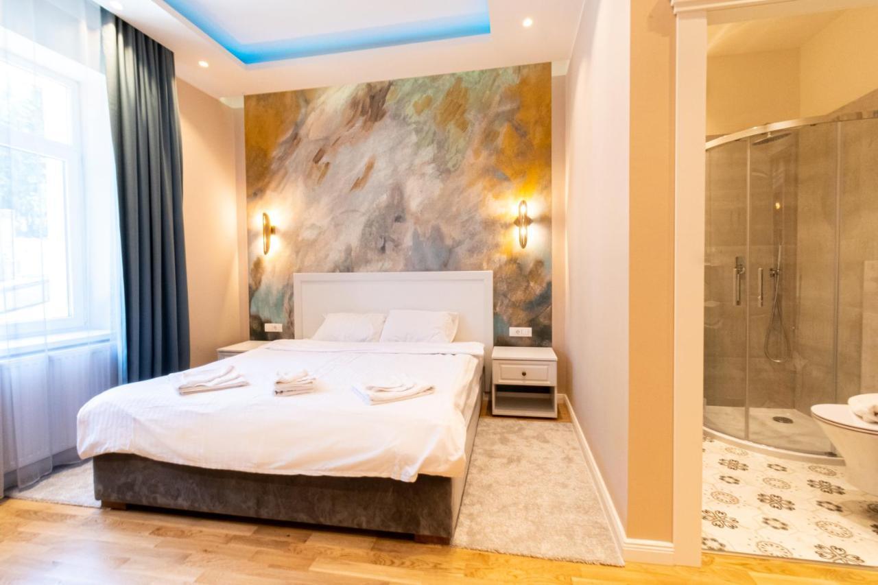 Black Gate - Quiet Studio In The Heart Of Old Town With Free Private Secured Parking Brasov Bagian luar foto