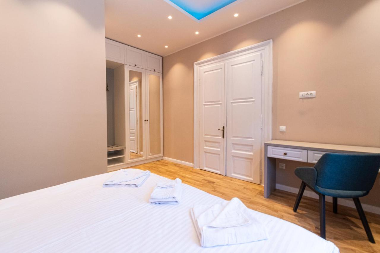 Black Gate - Quiet Studio In The Heart Of Old Town With Free Private Secured Parking Brasov Bagian luar foto