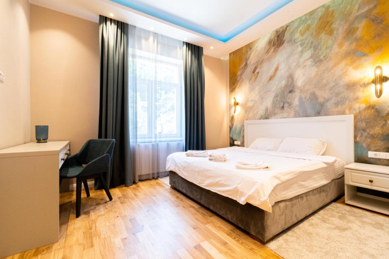 Black Gate - Quiet Studio In The Heart Of Old Town With Free Private Secured Parking Brasov Bagian luar foto
