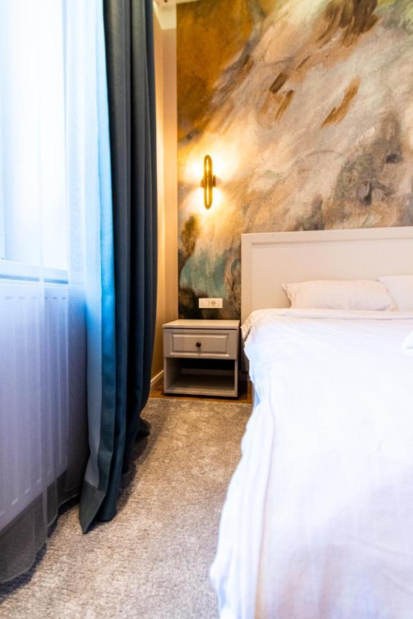 Black Gate - Quiet Studio In The Heart Of Old Town With Free Private Secured Parking Brasov Bagian luar foto